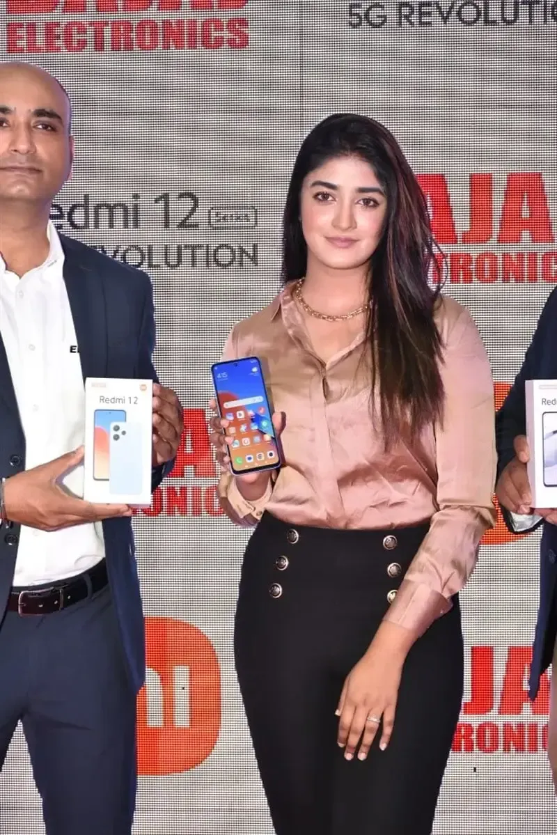 TELUGU ACTRESS DIMPLE HAYATHI LAUNCHED NEW REDMI 12 5G MOBILE 15